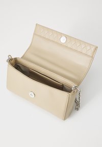 Calvin Klein MINI QUILT CHAIN MINI  - Axelremsväska - crockery