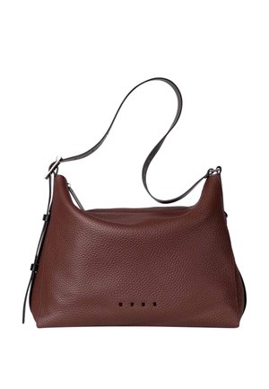 Bolso de cuero marrón texturizado para hombro con forma curva y una correa delgada ajustable en negro con hebilla plateada.