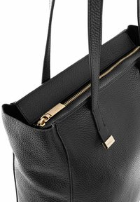 Czarna skórzana torba tote o fakturze owsianej, z zamkiem błyskawicznym i złotymi akcentami. Solidne podwójne uchwyty ułatwiające noszenie.
