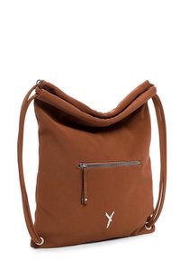 Sac d'épaule en tissu marron texturé avec une poche zippée à l'avant, des bretelles doubles réglables, et un petit logo de la marque argenté près du bas.