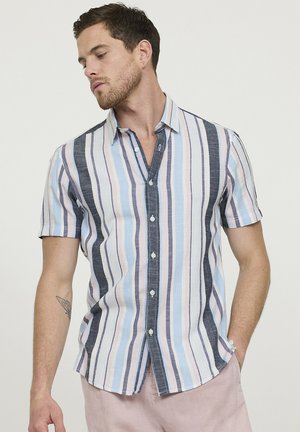 Chemise à manches courtes avec boutons, ornée de rayures verticales bleu, rose et marine sur un fond clair ; en tissu coton avec une coupe décontractée.