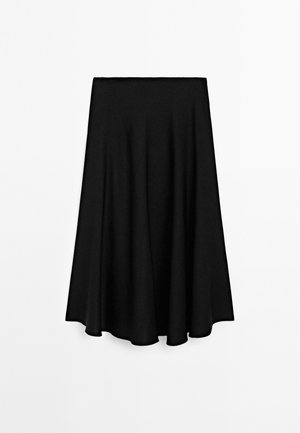Jupe noire mi-longue évasée avec une taille lisse et un tomber doux sur fond blanc.