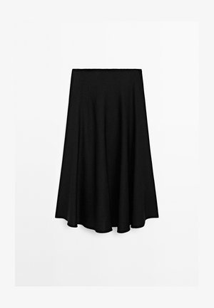 Czarna spódnica do kolan o rozkloszowanym kroju z gładkim paskiem w talii i miękkim układzie na białym tle.
