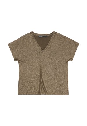 Haut à manches courtes, olive, avec un col en V, fabriqué en tissu doux et texturé, ayant une coupe décontractée et un fini légèrement scintillant.