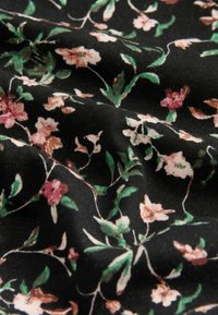 Tela negra con un patrón floral que presenta flores rosas y verdes, mostrando una superficie suave y texturizada, así como un diseño fluido.