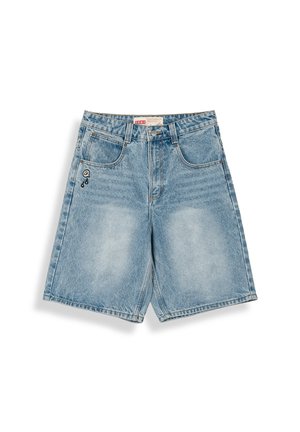Lichtblauwe denim shorts met voorzakken, riemlussen, knoop, rits en een klein zwart-wit patch op de linkerzak.