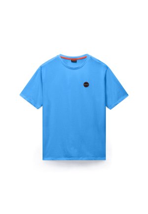 T-shirt azzurro chiaro a maniche corte con scollo tondo e piccolo logo rotondo nero e arancione sul petto a sinistra e una striscia rossa all'interno del colletto.