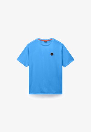 Lyseblå T-shirt med korte ærmer og rund halsudskæring med lille rundt sort og orange logo på venstre bryst og en rød inderkrave.