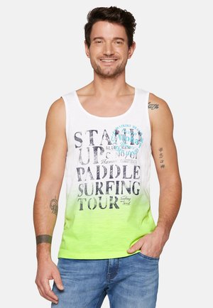 Männliches ärmelloses Tanktop in einem weißen zu grünen Farbverlauf. Verfügt über gedruckten Text in Schwarz und Blau; der Stoff wirkt weich. Getragen mit Jeans.