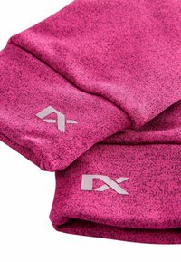 Rosa atletiska ärmar i texturerad tyg med en melerad mönster och en silverfärgad logotyp på manschetten.