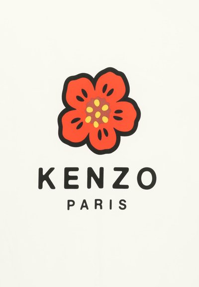 Czerwony kwiat o pięciu płatkach z czarnym obrysem i żółtymi kropkami w środku, umieszczony nad pogrubionym czarnym napisem "KENZO" oraz mniejszym napisem "PARIS" na białym tle.