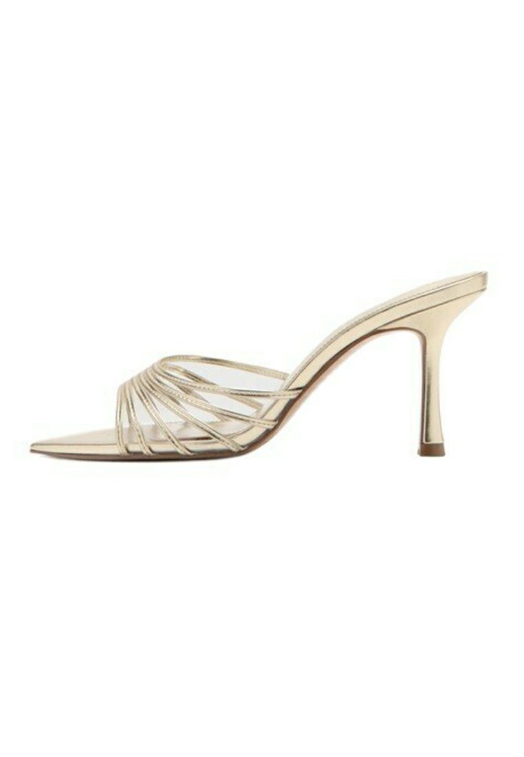 Sandală tip mule cu toc înalt aurie, cu barete subțiri și curbate peste degetele descoperite și un toc subțire, conic.