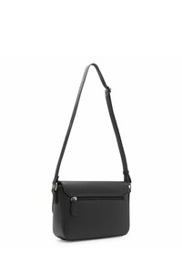Bolso cruzado de imitación cuero negro con cierre de solapa, correa ajustable y bolsillo frontal con cremallera. Textura suave y diseño minimalista.