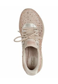 Schoen met een beige stoffen bovenwerk versierd met heldere en roségouden schitterstenen, met een ronde neus, vetersluiting en een patroon in de binnenzool.