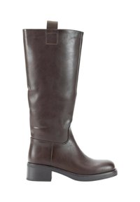 Bota de cuero marrón oscuro hasta la rodilla con un tacón bajo y una pestaña de agarre en la parte superior sobre un fondo blanco.