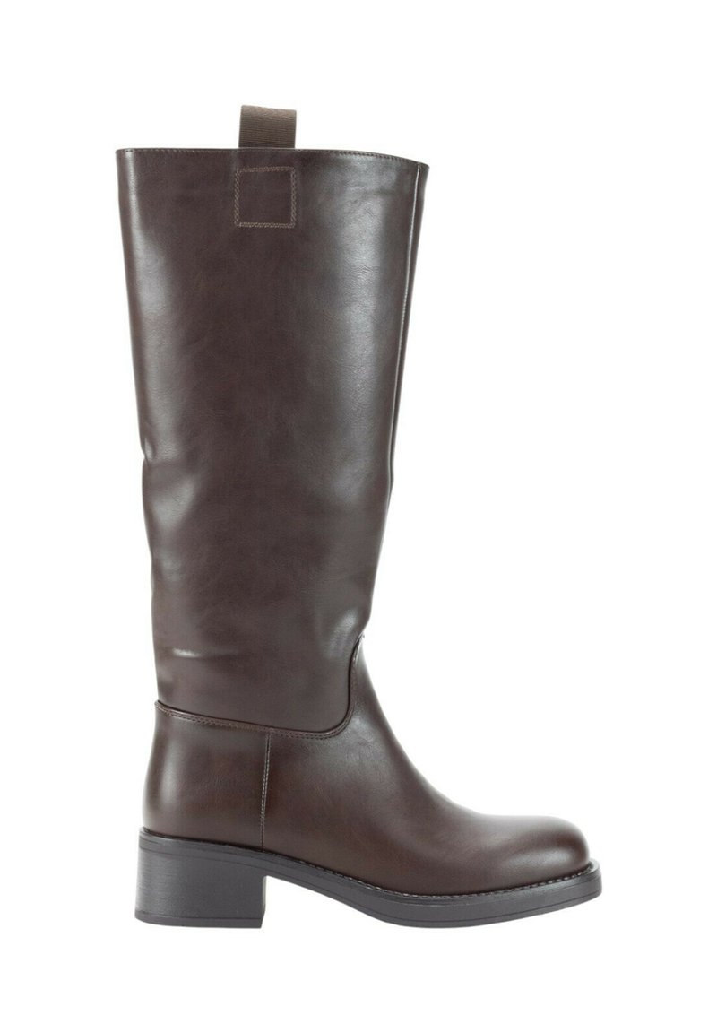 Bota de cuero marrón oscuro hasta la rodilla con un tacón bajo y una pestaña de agarre en la parte superior sobre un fondo blanco.