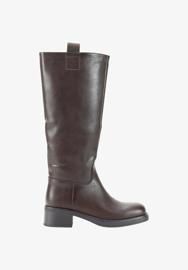 Bota de cuero marrón oscuro hasta la rodilla con un tacón bajo y una pestaña de agarre en la parte superior sobre un fondo blanco.