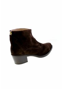 Bottines en suede marron avec un bout arrondi, un petit talon carré et une fermeture éclair sur le côté. Présente des accents de couture subtils.