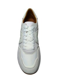 Weiße Sneaker mit Obermaterial aus Leder und Wildleder, runder Zehenpartie, Schnürung, gepolsterter Zunge und brauner Sohle. Verfügt über eine glatte und strukturierte Oberfläche.