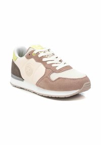Zapatillas deportivas con malla beige y detalles de ante marrón, cordones blancos, puntera redonda y un detalle en verde en el talón. Suela de goma.