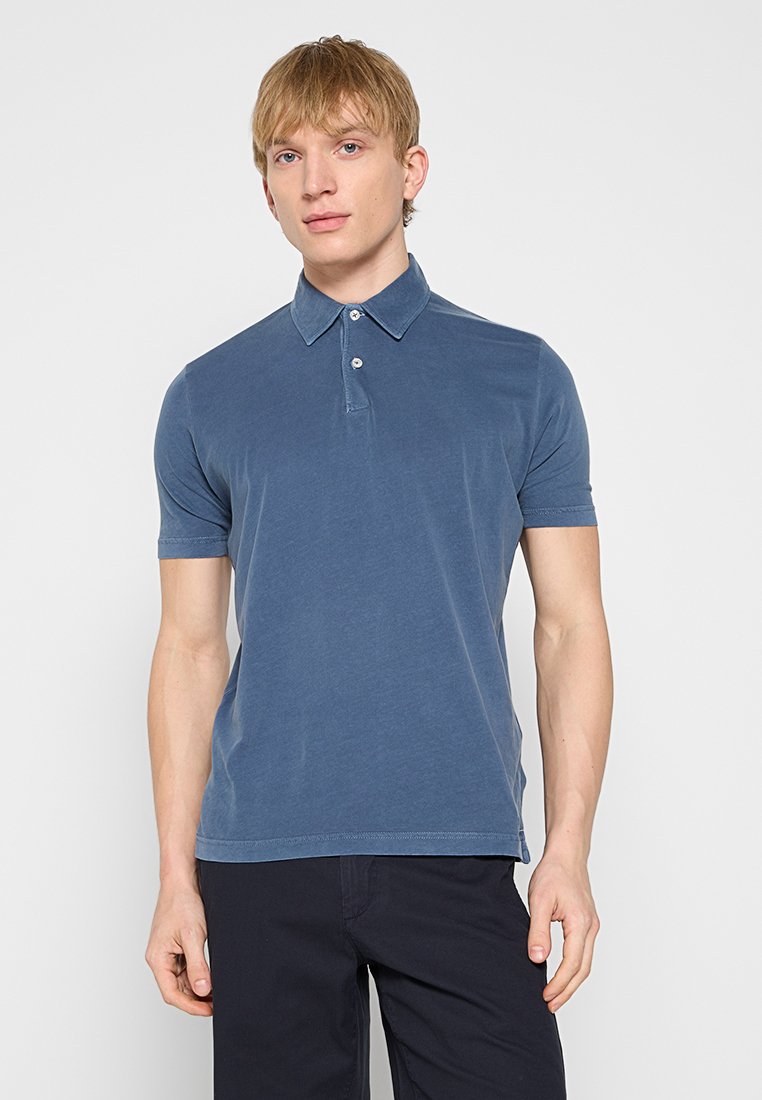 Polo shirt in blue, made of cotton, featuring a collar and two-button placket. Short sleeves with a smooth texture and straight hem.