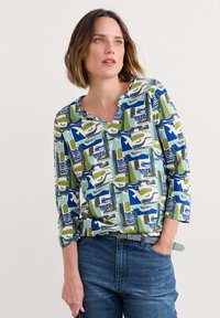 Top a maniche lunghe multicolore con un motivo geometrico nei toni di blu, verde e bianco. Ha un collo a V e una vestibilità comoda.