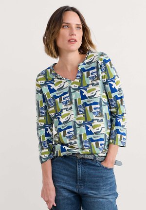 Top a maniche lunghe multicolore con un motivo geometrico nei toni di blu, verde e bianco. Ha un collo a V e una vestibilità comoda.