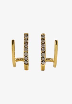 Złote kolczyki z pionowym paskiem, zdobione małymi, okrągłymi, przezroczystymi cyrkoniami po jednej stronie, z teksturowaną powierzchnią.