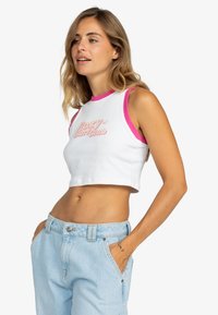 Top corto de algodón blanco con bordes acanalados en rosa, que presenta letras en relieve en rosa que dicen "ROSY Surf Club". Diseño ajustado, estilo sin mangas.