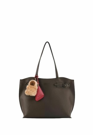 Borsa tote in pelle marrone scuro con due manici sottili, dettagli decorativi con fibbia e accessori portachiavi soffici rossi e beige attaccati.