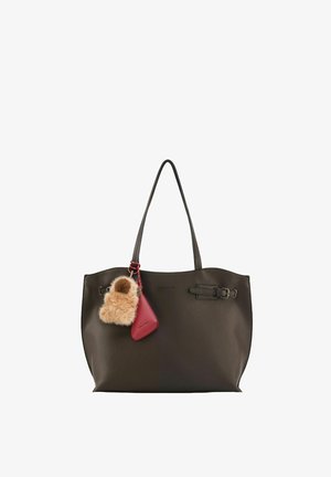 Borsa tote in pelle marrone scuro con due manici sottili, dettagli decorativi con fibbia e accessori portachiavi soffici rossi e beige attaccati.