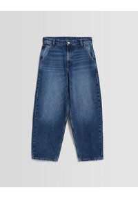 Jeans en denim bleu clair avec une coupe décontractée, cinq poches et une fermeture à bouton. Présente un délavage et une coupe droite.