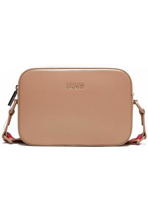Sac bandoulière rectangulaire beige avec logo « LIU JO » embossé et bandoulière réglable et amovible avec des rayures roses et rouges.