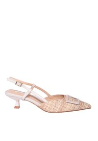 Tacchi slingback in tessuto beige con punta affusolata, caratterizzati da una fibbia quadrata decorativa e un tacco a blocco basso. Dettagli con cinturino liscio.