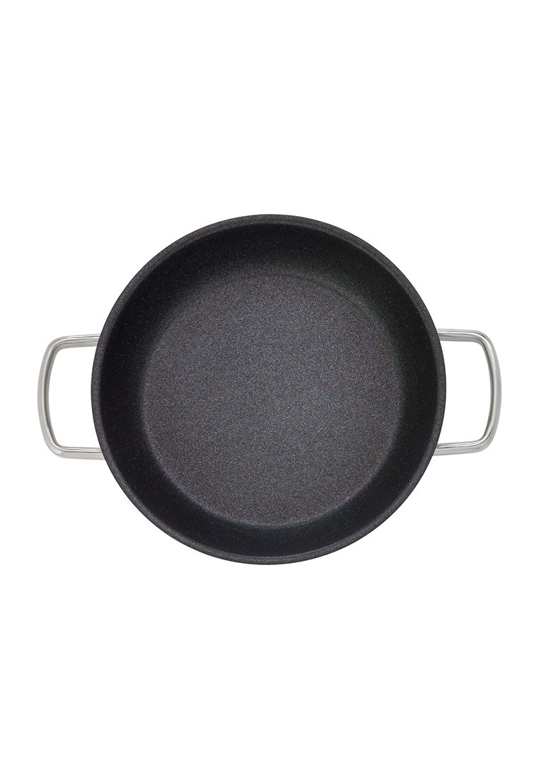 Patelnia z nieprzywierającą powierzchnią w okrągłym kształcie, czarna z plamkami, z uchwytami ze stali nierdzewnej. Gładka tekstura, płytka głębokość.