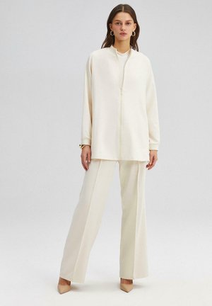 Touché Privé RUFFLED THIN CREPE JACKET - Krátky kabát - cream