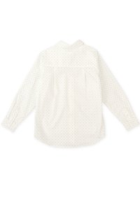 Camisa de manga larga con cuello en blanco y pequeños lunares azules. Tejido suave y ligero con puños abotonados y un dobladillo redondeado.