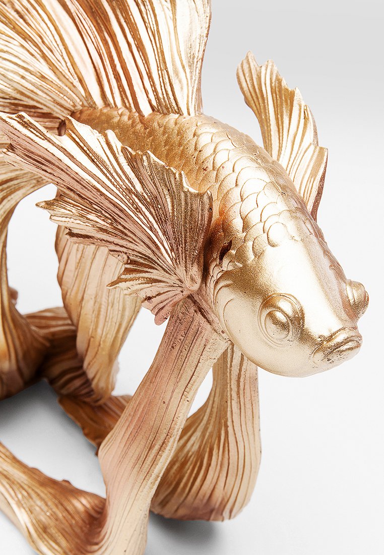 Goldfischskulptur mit strukturierten Flossen und Körper, verziert mit detaillierten Schuppen, fließenden Linien und einem polierten metallischen Finish.