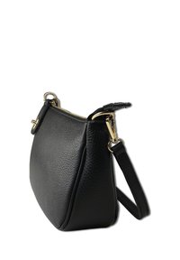 Zwarte leren handtas met een gestructureerd oppervlak, gouden hardware, ritssluiting en een afneembare schouderband. De gebogen vorm verhoogt de functionaliteit.