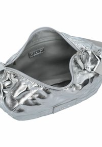 Borsa metallica argento con texture trapuntata, apertura con zip e interno morbido. Presenta una sola tracolla regolabile e dettagli hardware minimali.