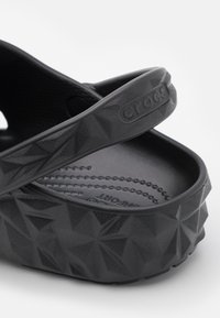 Crocs CLASSIC GEOMETRIC UNISEX - Baseino šlepetės - black