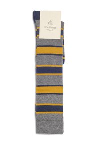 Chaussettes grises avec des rayures horizontales bleues et jaunes. En matériau coton. Présente une étiquette portant la mention "nice things" en haut.
