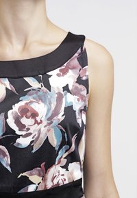 Satinové květinové šaty s černým základem a velkými růžovými a modrými růžemi, s lodičkovým výstřihem a hladkou texturou.