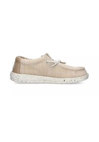 Scarpa casual in rete beige con punta arrotondata, chiusura con lacci bianchi e suola bianca chiazzata. Parte superiore in tessuto morbido e design flessibile.