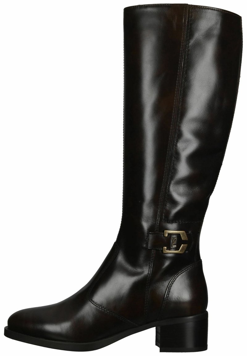 Stivali alti in pelle marrone con una texture liscia, punta quadrata e tacco a blocco basso. Presentano una fibbia decorativa in metallo sul lato.
