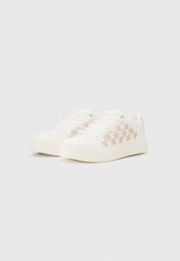 Sneaker di tela bianche con un motivo geometrico decorativo in rosa chiaro sul lato esterno, suola in gomma piatta e design con lacci.
