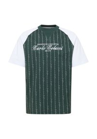 Πράσινη και λευκή κοντομάνικη μπλούζα με ριμπ γιακά, που διαθέτει κάθετο λευκό μοτίβο με γράμματα και το λογότυπο της μάρκας στο κέντρο.