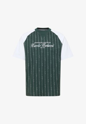 Žalia ir balta trumpomis rankovėmis marškinėliai su iškirpte su ribinėmis detalėmis, su vertikaliu balto rašto raštu ir prekės ženklo logotipo tekstu centre.