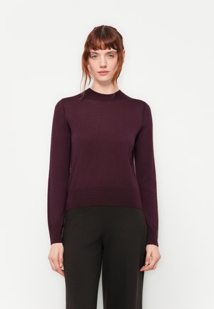 Lilla langermet genser med rund hals, laget av glatt, lett stoff, med en tilpasset midje og ribbestrikkede mansjetter.