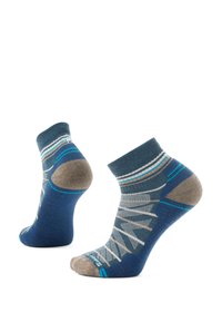 Skarpetki w niebiesko-szare wzory z paskowanym mankietem, wzmocnionym piętą i palcami. Materiał wydaje się miękki, a ich długość sięga do połowy łydki.